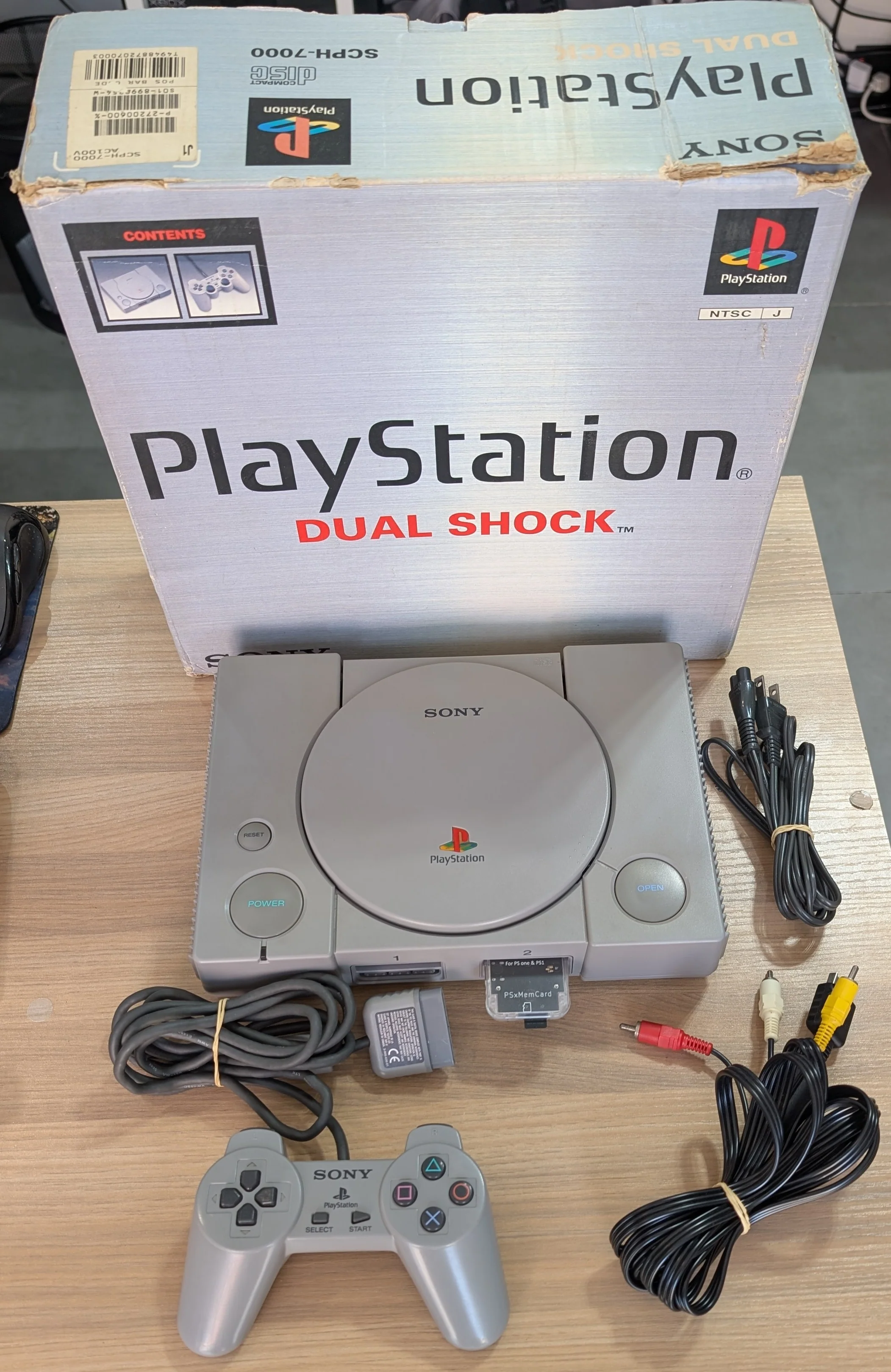 Console Sony PlayStation 1 (PS1) SCPH-7000 NTSC-J 60Hz - Version Dual Shock + Boîte + Manette PS1 + Câble Vidéo + Cable d'alimentation 110V + PSxMemCard (Lecture Backups + Imports) + Blocage Capot (Impression 3D)