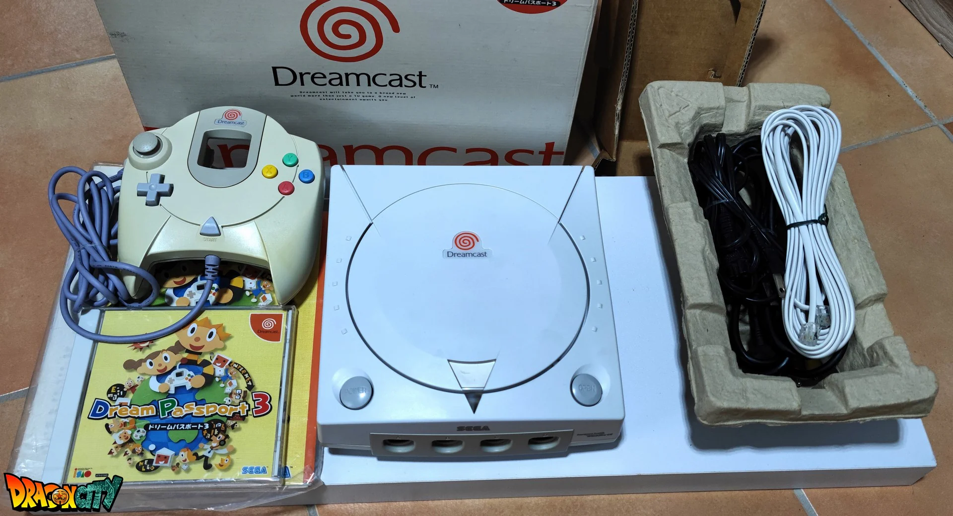 Dreamcast VA1 Freezone 60Hz + Patch 50Hz/60Hz Auto + Boîte + Alimentation 220V + 1 Manette + Notices + Dream Passport 3 "NEUF" + Câble Vidéo + Câble Alimentation + Serial Matching + Câble RJ11 - Image 2