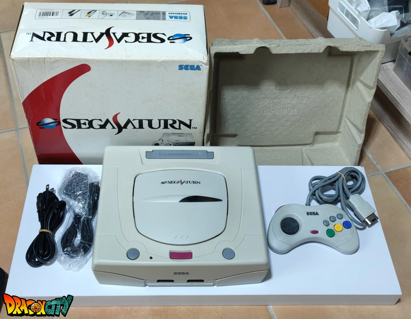Saturn JAP Blanche 60Hz + Boßte + Bios Freezone + Alimentation SAT-Psu + Mémoire FRAM + Cùble RGB