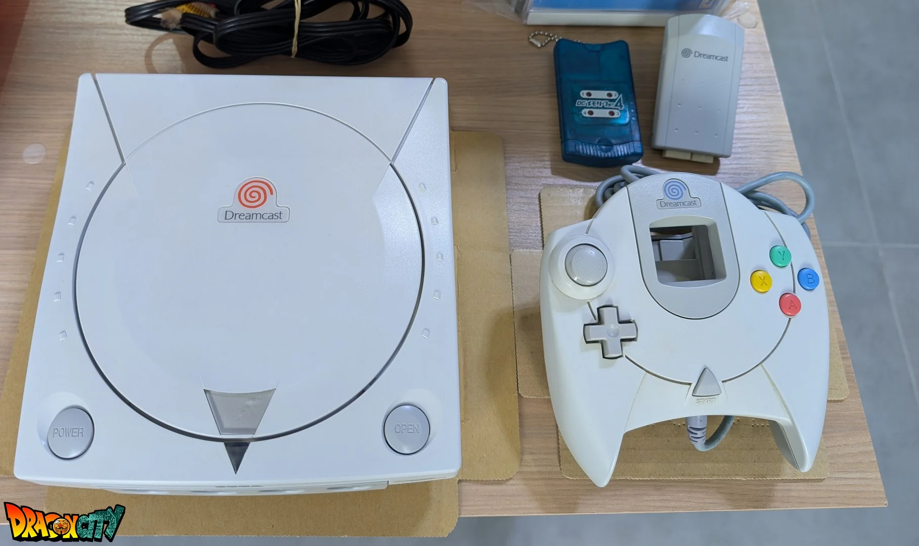 Dreamcast VA0 60Hz + Bios Freezone + Patch 50Hz/60Hz Auto + Boßte + Alimentation 220V + 1 Manette + Notices + Dream Passport 1 et 3 + Cùble Vidéo + Cùble Alimentation + Serial Matching + Cùble RJ11 + Condensateurs GDROM changés (neuf) + VMU + Jump Pack - Image 3