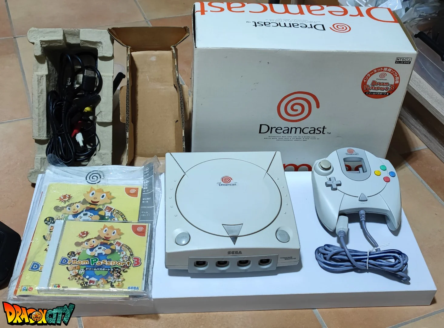 Dreamcast VA0 60Hz + Bios Freezone + Patch 50Hz/60Hz Auto + Boßte + Alimentation 220V + 1 Manette + Notices + Dream Passport 3 + Cùble Vidéo + Cùble Alimentation
