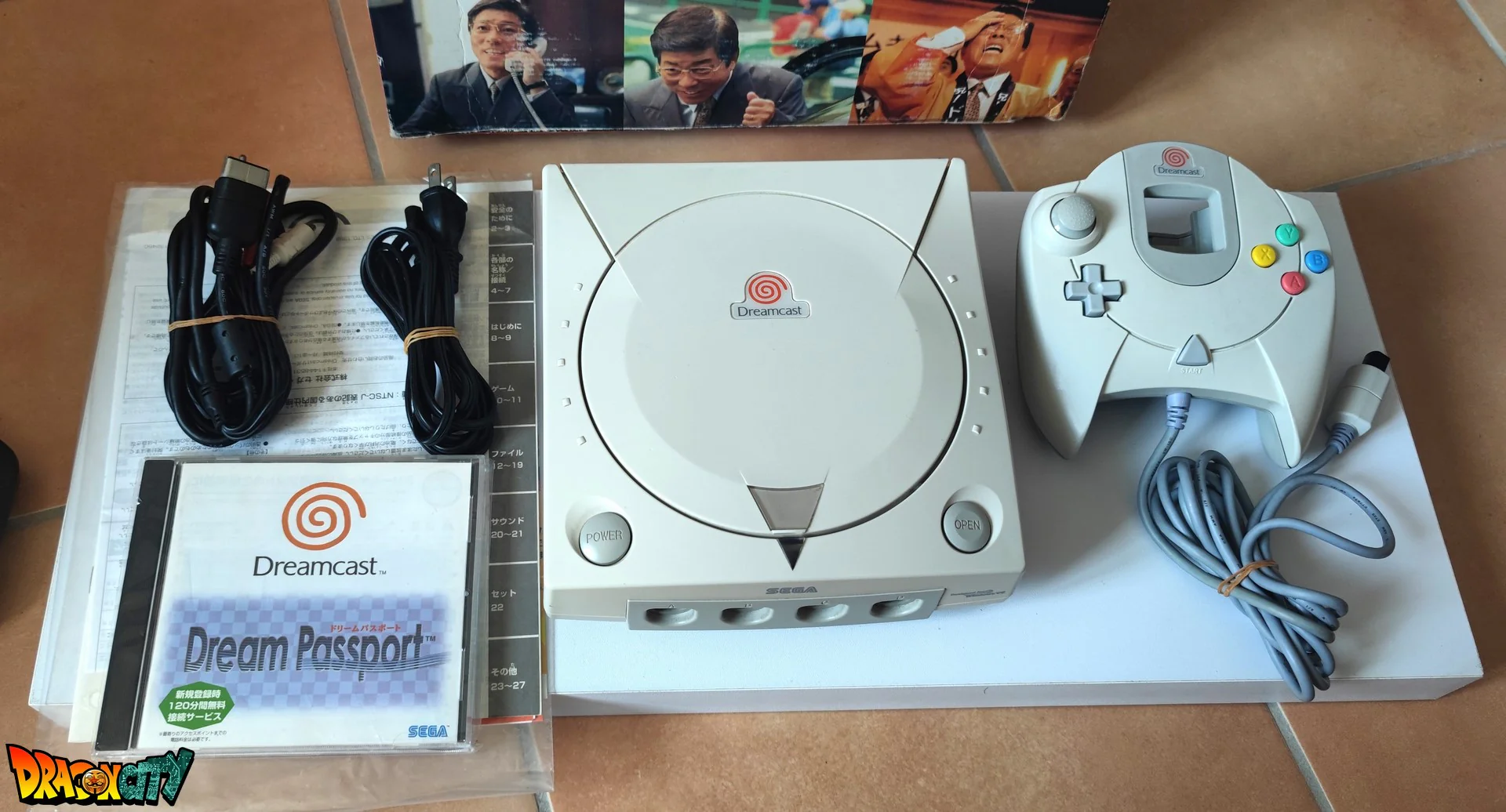 Dreamcast VA0 Freezone 60Hz + Patch 50Hz/60Hz Auto + Boîte + Alimentation 220V + 1 Manette + Notices + Dream Passport + Câble Vidéo + Câble Alimentation + Serial Matching - Image 2