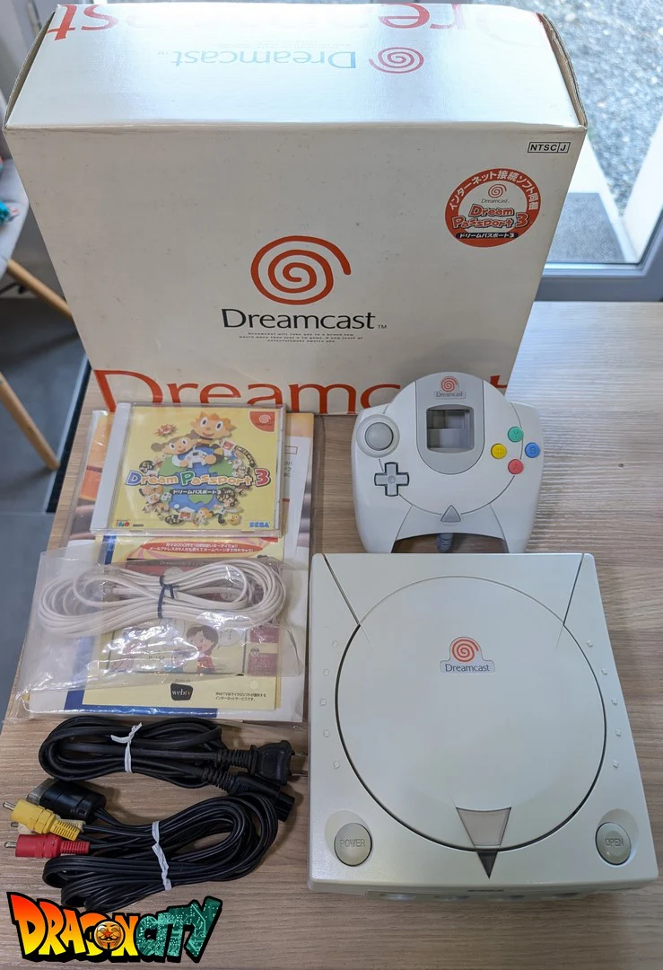 Dreamcast VA1 60Hz + Bios Freezone + Patch 50Hz/60Hz Auto + Boßte + Alimentation 220V + 1 Manette + Notices + Dream Passport 3 "NEUF" + Cùble Vidéo + Cùble Alimentation + Serial Matching + Cùble RJ11 + Condensateurs GDROM "NEUF"
