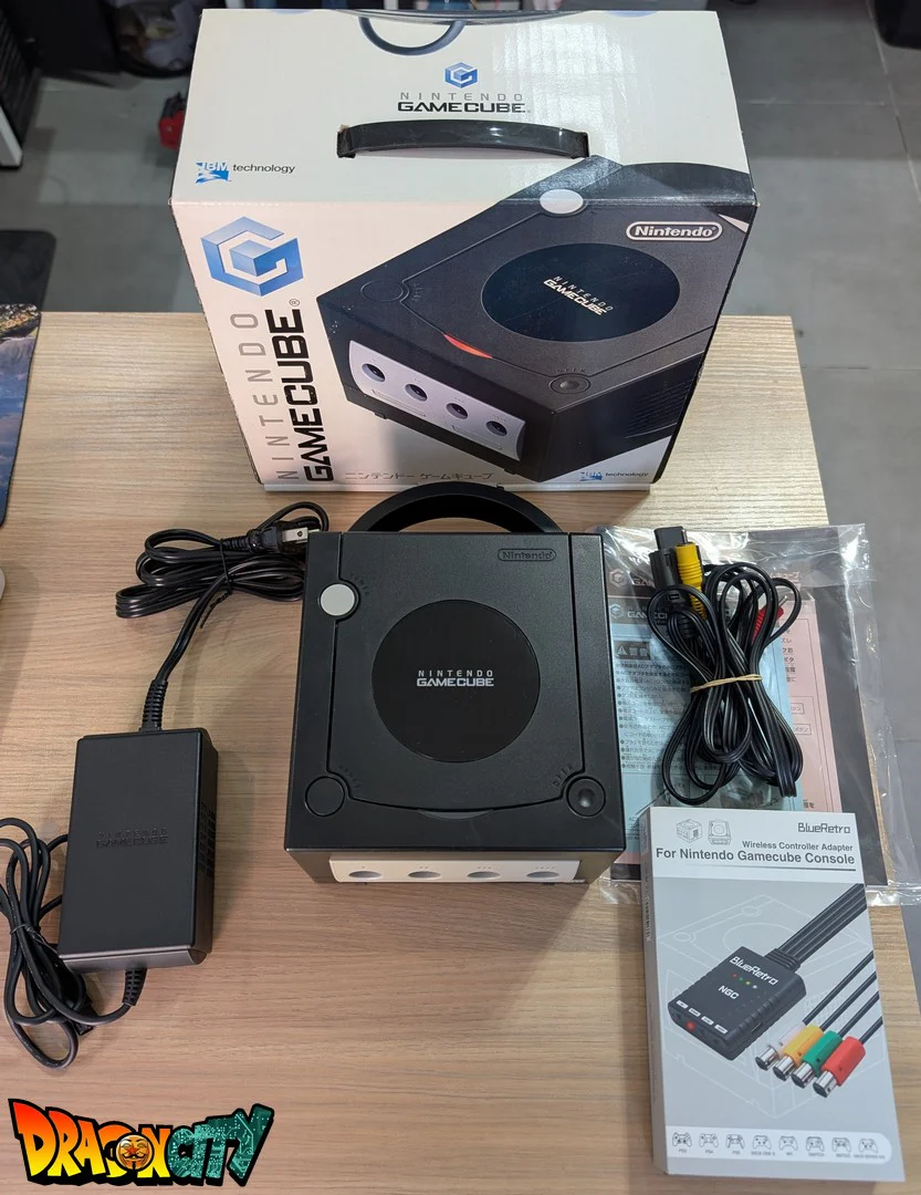 GameCube Noir JAP 60Hz Freezone + Boîte + Alimentation 110V + Puce Xeno-GC + Condensateurs changés (neuf) + Picoboot + Sandisk Swiss 256Go + SD2SP2 PRO V2 + BlueRetro - Manettes Sans-Fil