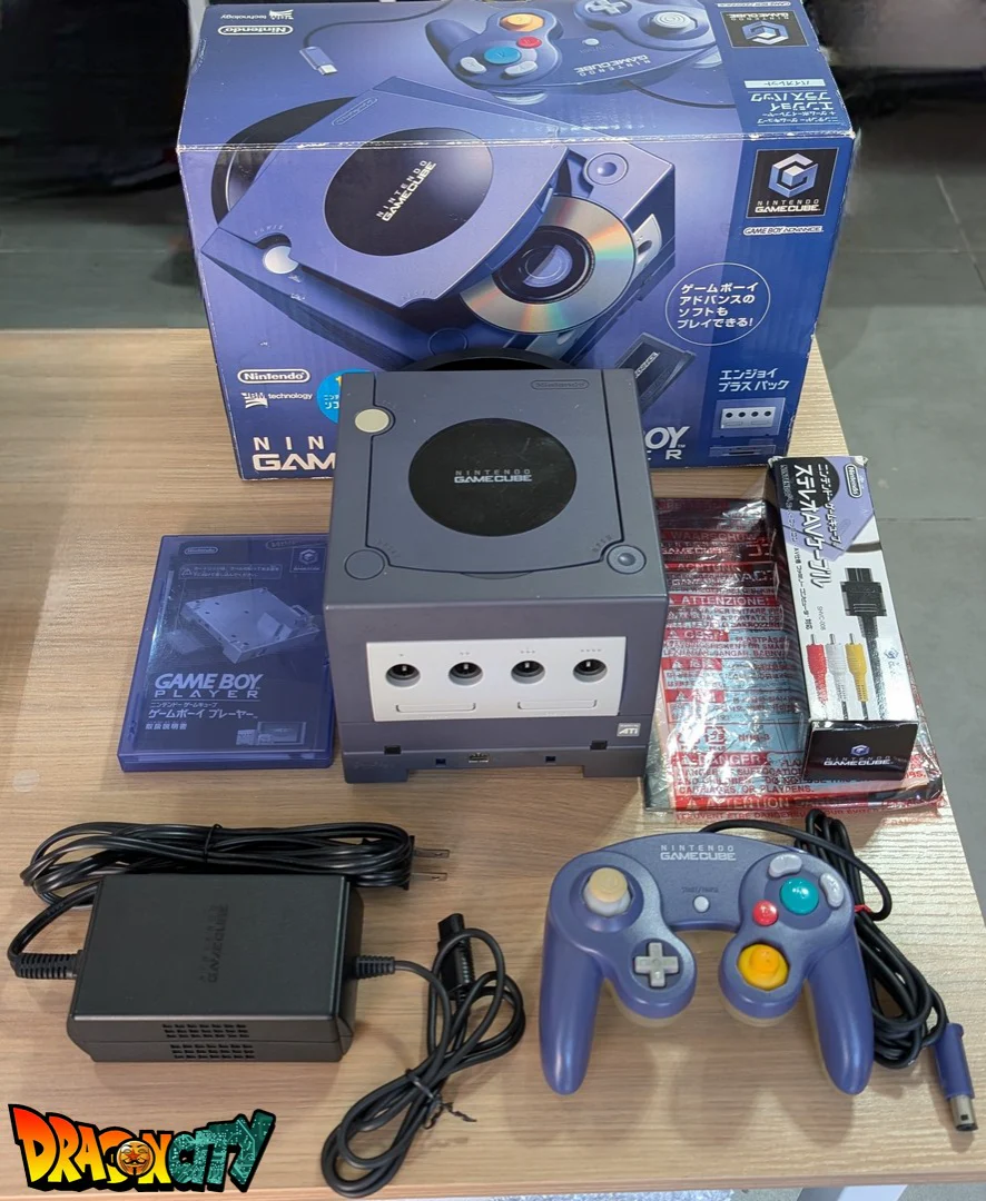 GameCube Collector Violette JAP 60Hz Freezone + Game Boy Player avec Disque + Boîte + Alimentation 110V + Puce Xeno-GC + Condensateurs changés (neuf) + Picoboot + Sandisk Swiss 256Go + SD2SP2 POR TF + Manette + Câble Vidéo + Serial Matching