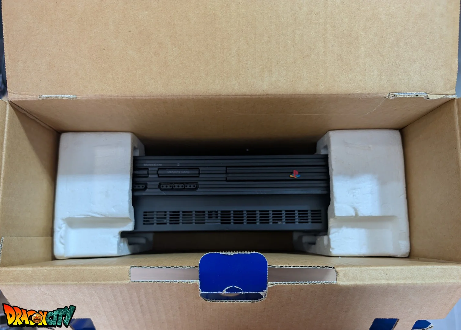 PlayStation 2 FAT JAP 60Hz – SCPH-50000 + Boîte d'origine + Manette sans fil rouge translucide + Câble Vidéo + Câble d'alimentation - Image 17