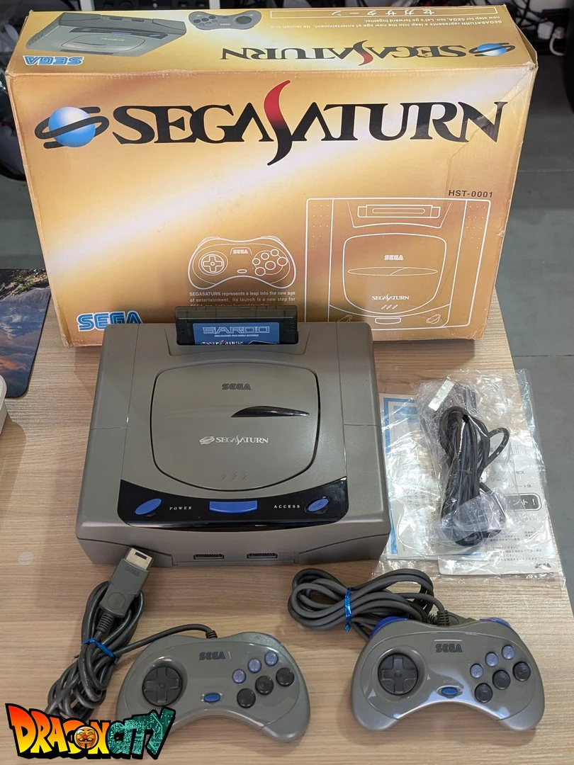Saturn JAP Grise 60Hz + BoĂźte + Alimentation SAT-Psu + CĂąble RGB + 2 Manettes + Cartouche SAROO avec MicroSD Sandisk 256Go