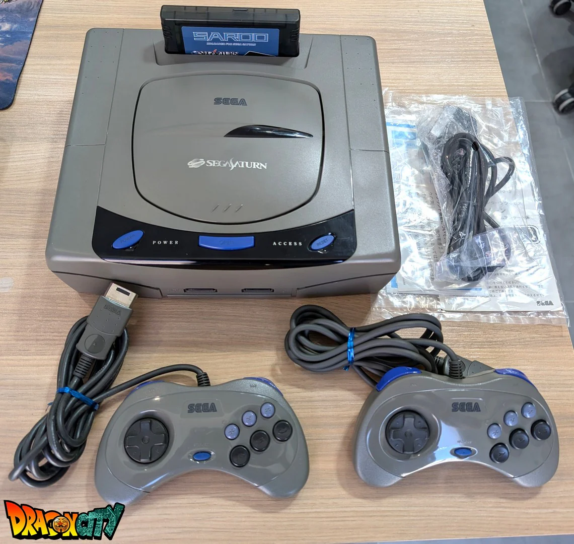 Saturn JAP Grise 60Hz + BoĂźte + Alimentation SAT-Psu + CĂąble RGB + 2 Manettes + Cartouche SAROO avec MicroSD Sandisk 256Go - Image 2