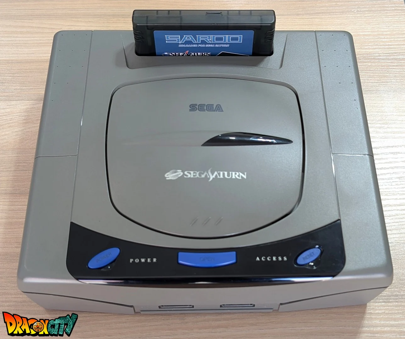 Saturn JAP Grise 60Hz + BoĂźte + Alimentation SAT-Psu + CĂąble RGB + 2 Manettes + Cartouche SAROO avec MicroSD Sandisk 256Go - Image 4