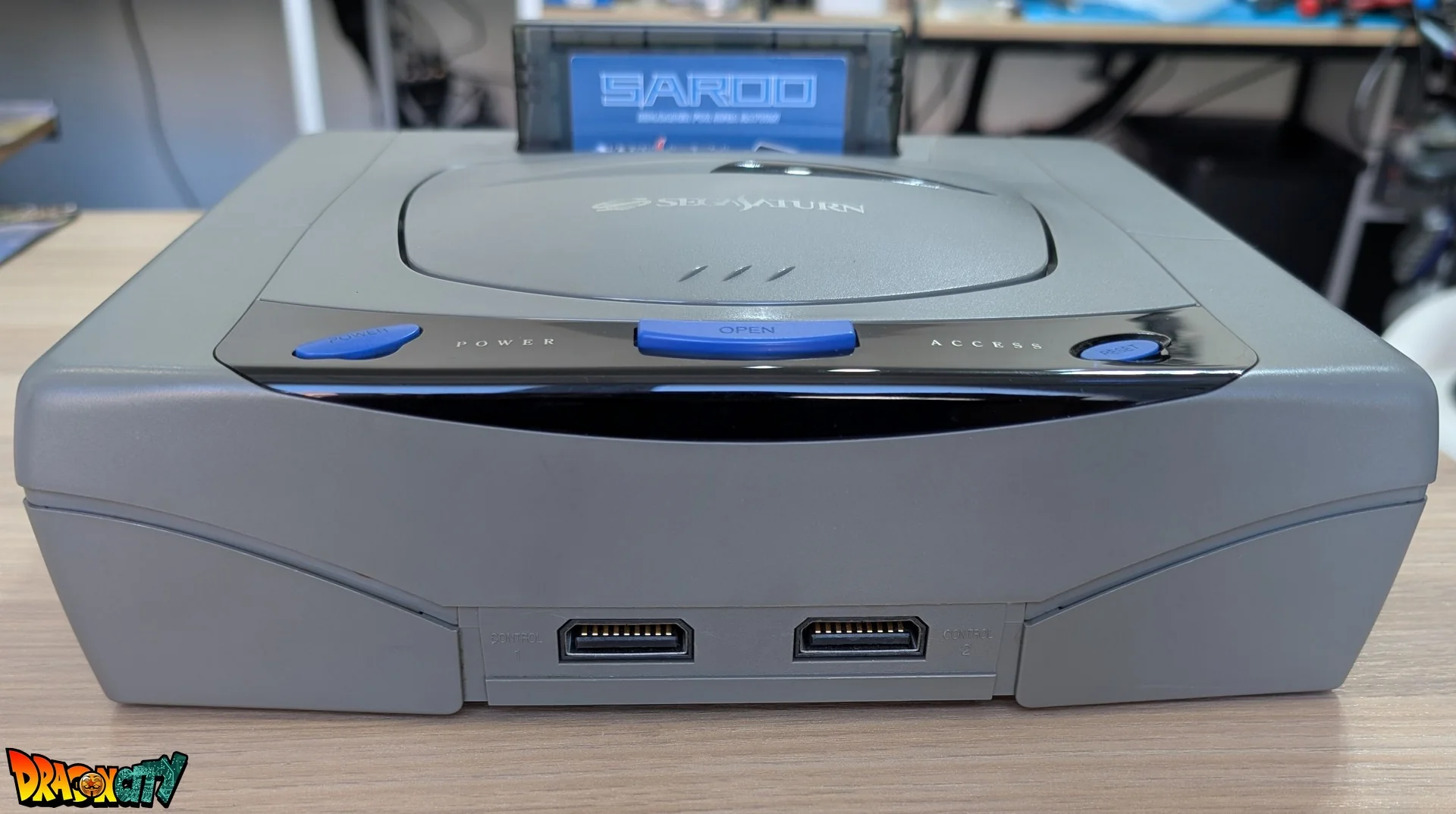 Saturn JAP Grise 60Hz + BoĂźte + Alimentation SAT-Psu + CĂąble RGB + 2 Manettes + Cartouche SAROO avec MicroSD Sandisk 256Go - Image 5